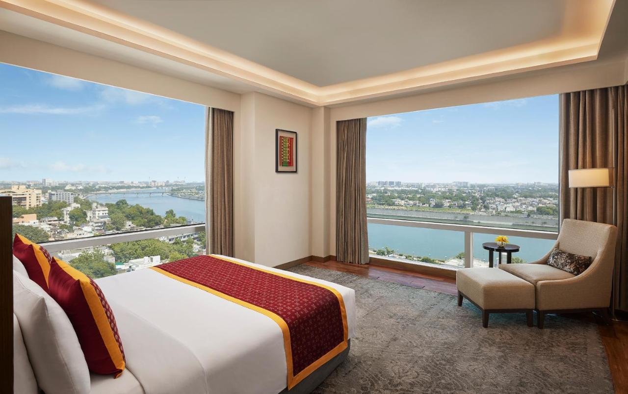 Hyatt Regency Ahmedabad Hotel Exterior foto Suite room at The Oberoi, Agra
