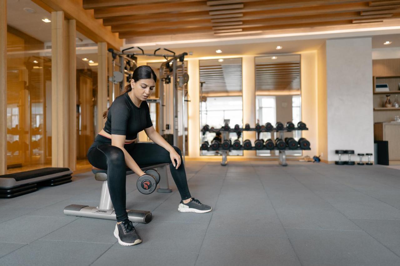 Hyatt Regency Ahmedabad Hotel Exterior foto A woman lifting weights