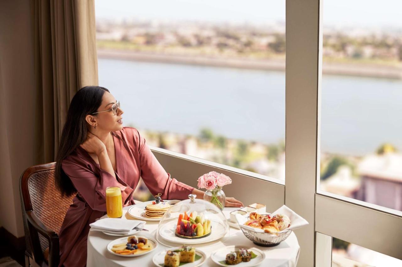 Hyatt Regency Ahmedabad Hotel Exterior foto A woman enjoying breakfast at the Taj Mahal Palace, Mumbai
