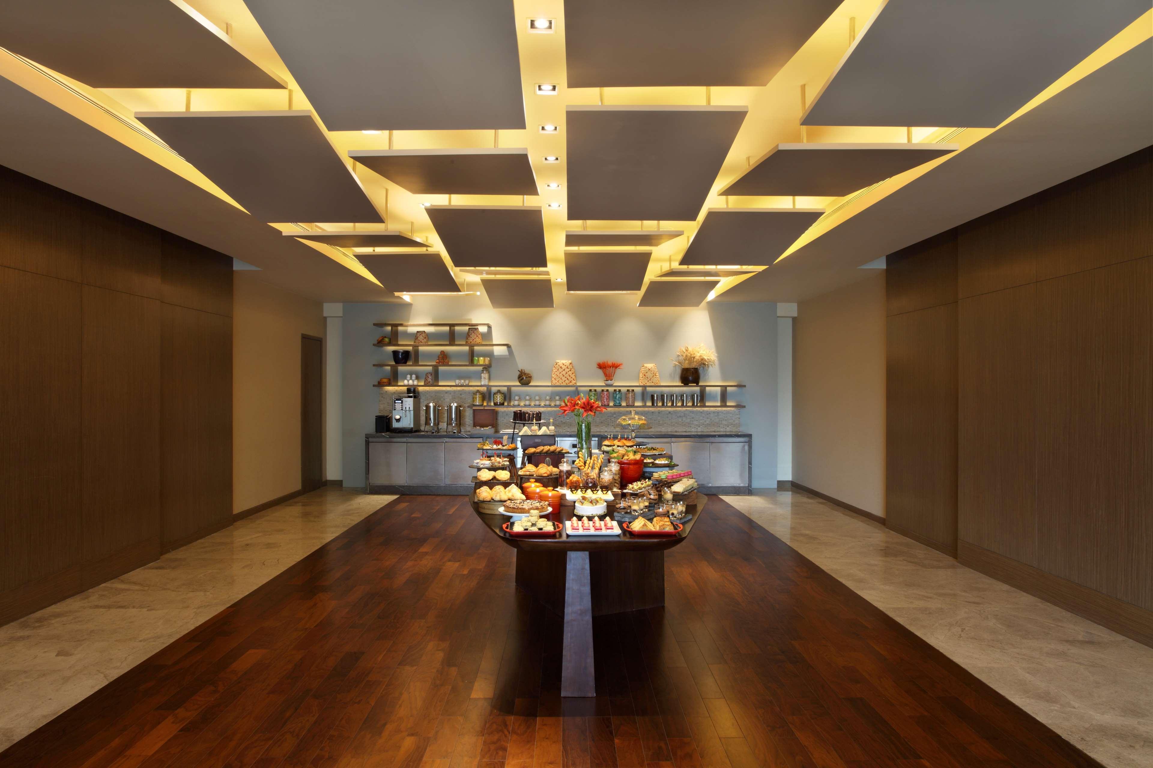 Hyatt Regency Ahmedabad Hotel Exterior foto The lounge at the airport